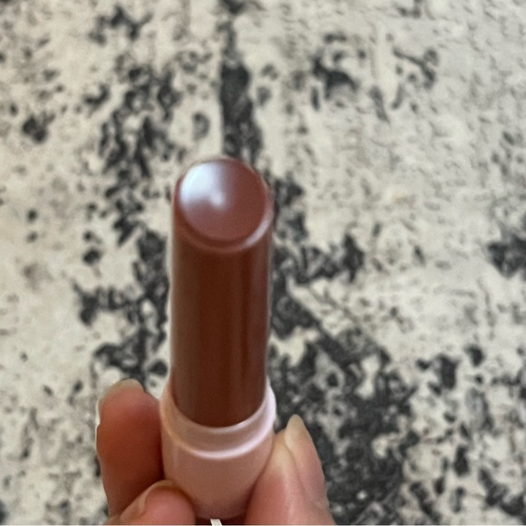 Kylie Cosmetics Tinted Butter Balm she’s lovely - Picture 2 of 10